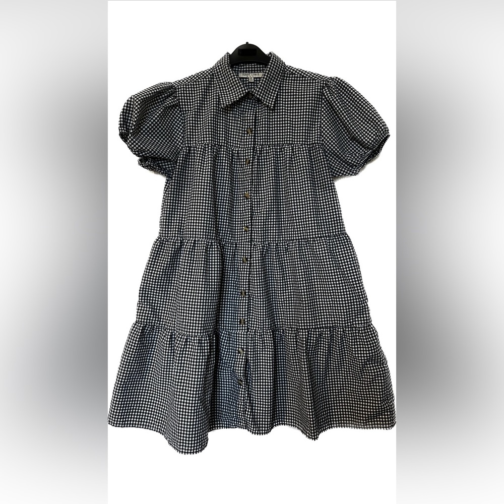 Beautiful Picnic dress Perfect for S/S. Style it with jeans & red shoes.